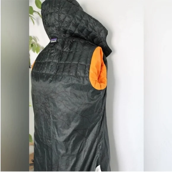 Patagonia Rare Recycled Down Hooded Coat Carbon
Green Medium - Picture 9 of 17